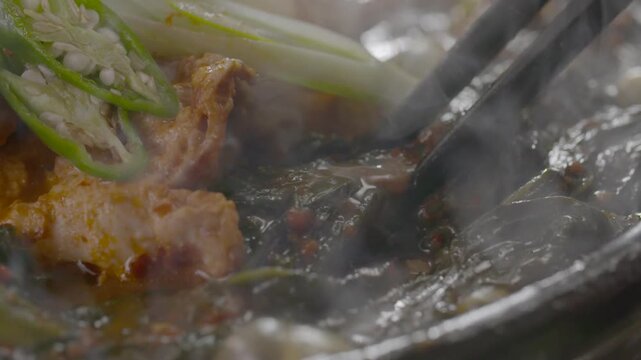 고등어조림 고등어 양념조림 고등어찜 생선조림 한식 뚝배기 조리 요리 김 김증기 연기 고명 대파 고추 시래기 생선요리 한국음식 식재료 백반 푸드 스타일링 디테일 클로즈업