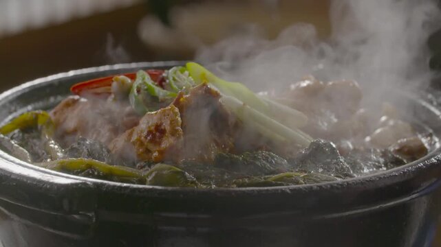 고등어조림 고등어 양념조림 고등어찜 생선조림 한식 뚝배기 조리 요리 김 김증기 연기 고명 대파 고추 시래기 생선요리 한국음식 식재료 백반 푸드 스타일링 디테일 클로즈업