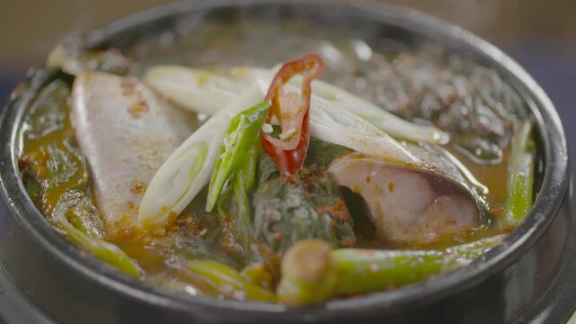고등어조림 고등어 양념조림 고등어찜 생선조림 한식 뚝배기 조리 요리 김 김증기 연기 고명 대파 고추 시래기 생선요리 한국음식 식재료 백반 푸드 스타일링 디테일 클로즈업