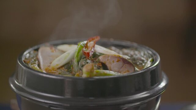 고등어조림 고등어 양념조림 고등어찜 생선조림 한식 뚝배기 조리 요리 김 김증기 연기 고명 대파 고추 시래기 생선요리 한국음식 식재료 백반 푸드 스타일링 디테일 클로즈업