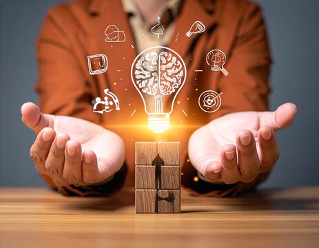 Ein Unternehmensberater pr&auml;sentiert im B&uuml;ro ein leuchtendes Gehirn in einer Gl&uuml;hbirne mit schwebenden Business-Symbolen als Zeichen f&uuml;r strategische Innovation