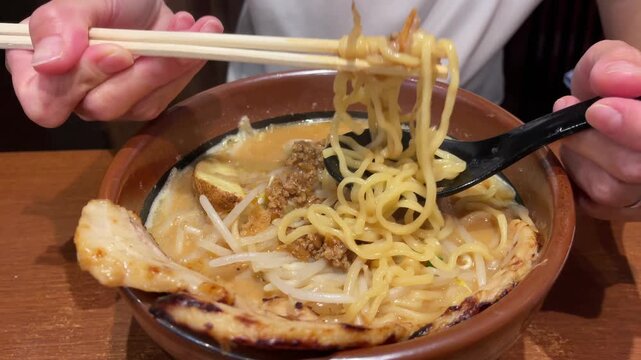 出来立ての味噌ラーメンを食べる