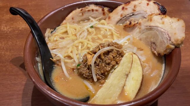 出来立ての味噌ラーメンを食べる