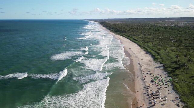 Vista a&eacute;rea da praia paradis&iacute;aca do Franc&ecirc;s, com ondas para surfe, faixa de areia deserta e coqueiros perto de Macei&oacute;, em Alagoas