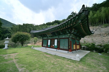 Fototapeta premium traditional Korean temple by 통도사