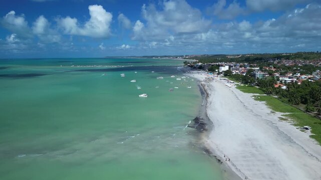 Praia de Antunes em Maragogi, destino paradis&iacute;aco conhecido como Caribe Brasileiro por seu mar azul, calmo e cristalino em Alagoas