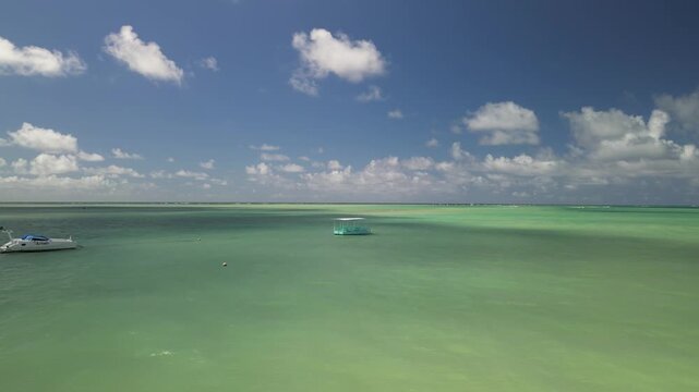 Praia de Antunes em Maragogi, destino paradis&iacute;aco conhecido como Caribe Brasileiro por seu mar azul, calmo e cristalino em Alagoas