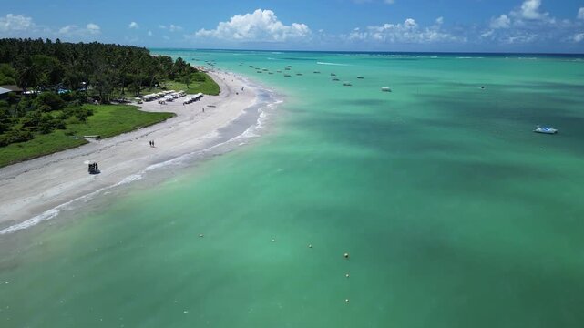 Praia de Antunes em Maragogi, destino paradis&iacute;aco conhecido como Caribe Brasileiro por seu mar azul, calmo e cristalino em Alagoas