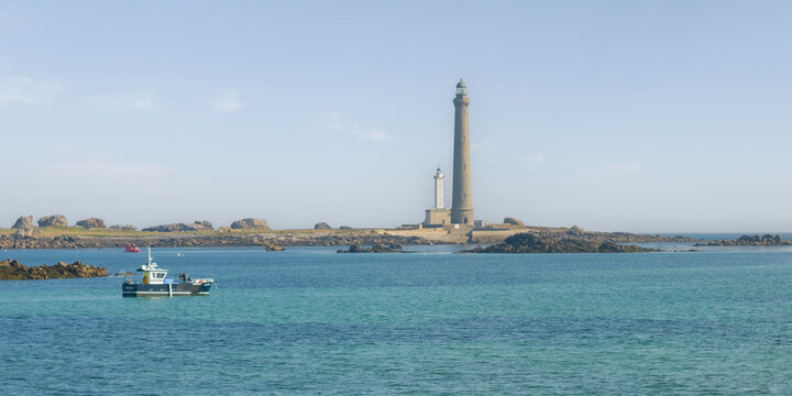 Le phare de l'&icirc;le vierge en vue panoramique sur le littoral de Plouguerneau en Bretagne