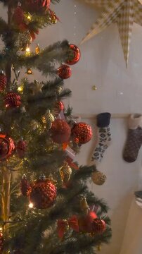 クリスマスツリーとクリスマスの飾り