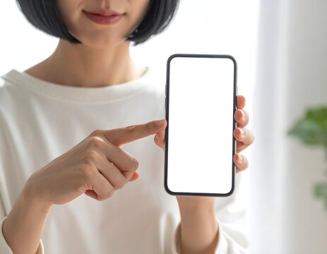 端末を手にする女性、便利な機能を解説