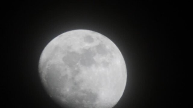 夜空に登る月のアップ