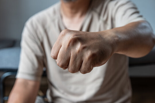 怒りや葛藤を表現する男性の拳の手元クローズアップ