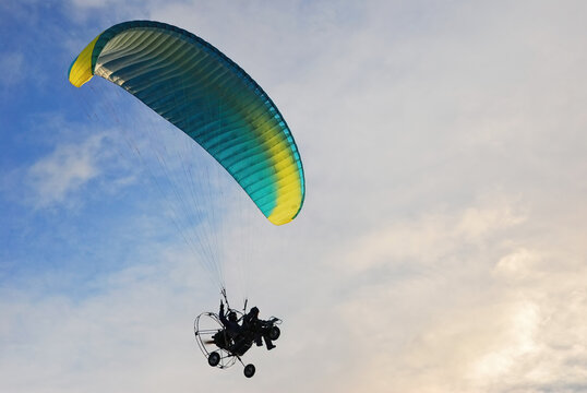 Paratrike, motorized paraglider with a wheeled cart