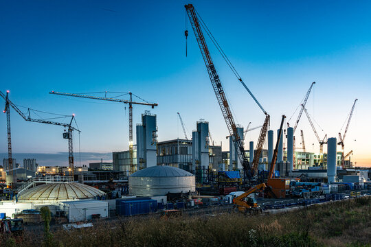 Gro&szlig;baustelle der neuen Fabrikhallen