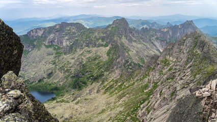 Fototapeta premium mountain lake. a lake in the forest. rocky mountain peaks