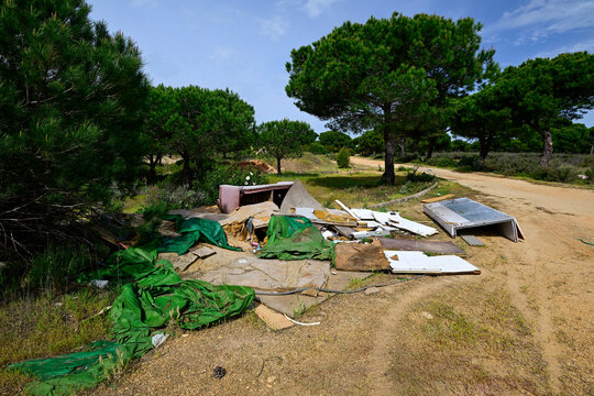 abgeladener Bauschutt und Sperrm&uuml;ll im Nationalpark Do&ntilde;ana, Spanien // Escombros de obra y residuos voluminosos vertidos en el Parque Nacional de Do&ntilde;ana, Espa&ntilde;a