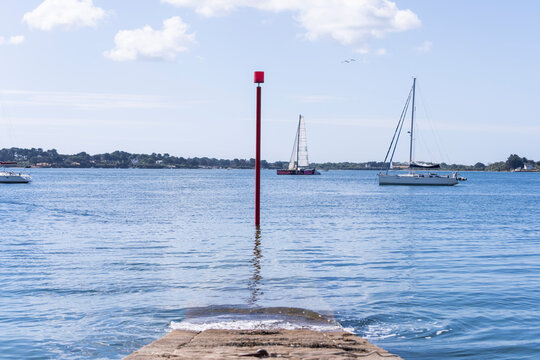 Barcos de vela navegando en la costa