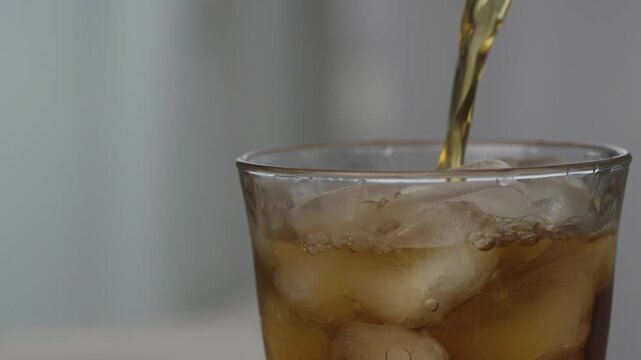 アイスコーヒー｜氷の入ったグラスにコーヒーを注ぐ・クローズアップ