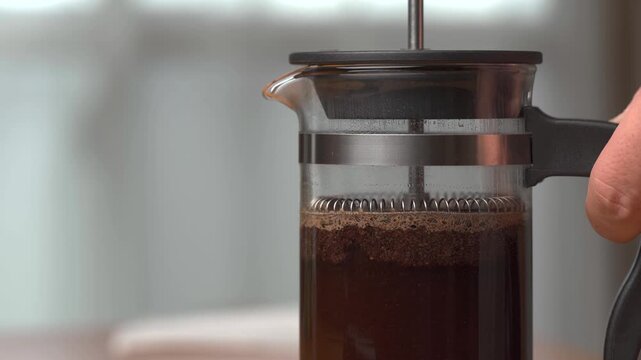 フレンチプレスでコーヒーを淹れる手元