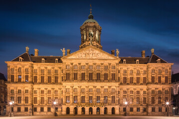 Obraz premium Royal Palace Amsterdam illuminated at blue hour on Dam Square