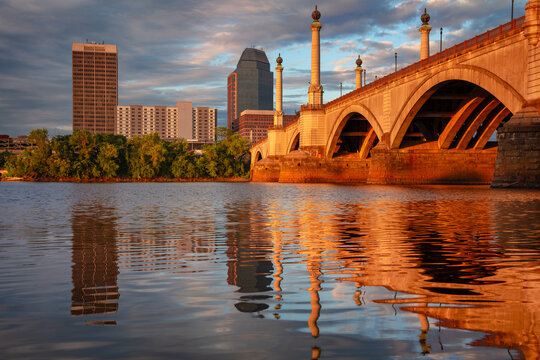  Springfield, Massachusetts, USA. Cityscape image of Springfield, Massachusetts with reflection of the city skyline in the water at beautiful summer sunset.