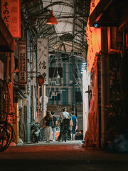 Obraz premium 夜の商店街,阪和商店街/Night market street scene with neon signs and lanterns