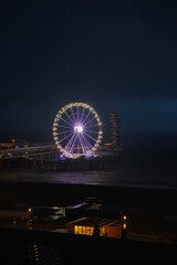 Light on Ferris Wheel at night © FOLIO