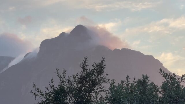 Devil&rsquo;s Peak at dusk in Cape Town, South Africa.