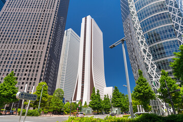 新宿副都心に立ち並ぶ高層ビルとオフィス街の風景  © JAPAN SKYLINE