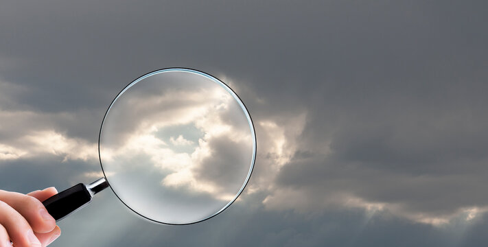 Lupe vor himmel mit sonne und wolken