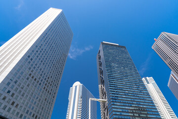 新宿副都心に立ち並ぶ高層ビルとオフィス街の風景  © JAPAN SKYLINE
