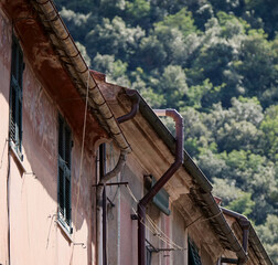 Gutters along the cornice of a row of small apartment buildings © Riccardo Arata