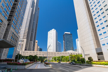 新宿副都心に立ち並ぶ高層ビルとオフィス街の風景  © JAPAN SKYLINE