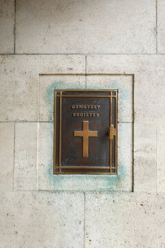 Bo&icirc;tier en bronze pour registre de cimeti&egrave;re install&eacute; &agrave; l'entr&eacute;e des cimeti&egrave;res militaires  de la Commonwealth War Graves Commission