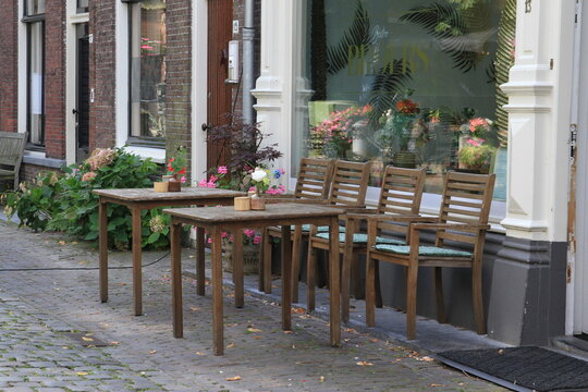 Terraza de caf&eacute; junto a una calle tradicional en Holanda