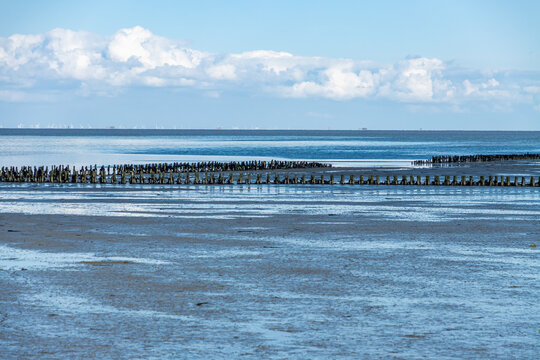 Blick auf die Nordsee mit Buhnen auf der Insel Amrum