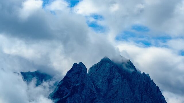 Timelapse: Extreme cloud movement over the Zugspitze and the Waxenstein in Garmisch-Partenkirchen / Part 1