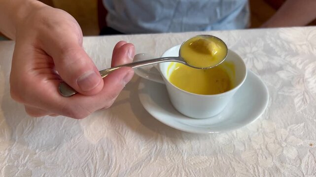 コーンスープを飲む男性