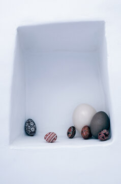 oeufs ,collection , d&eacute;coration ,vielle ferme , niche , oeuf d'autruche  , oeuf d'emeu , tradition , f&ecirc;tes , nourriture , oeufs peints , 
