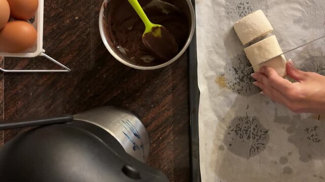 Manos cortando napolitanas congeladas antes de hornear