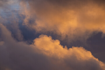 Obraz premium Golden sunlight breaking through dense dark cloud cover