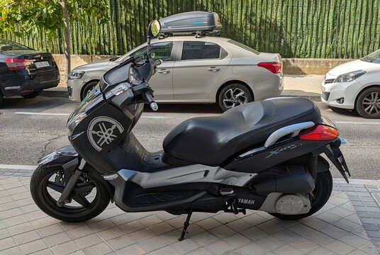 Vista lateral de moto scooter Yamaha XMAX 125 estacionada en Madrid, Espa&ntilde;a, 26 de junio de 2026