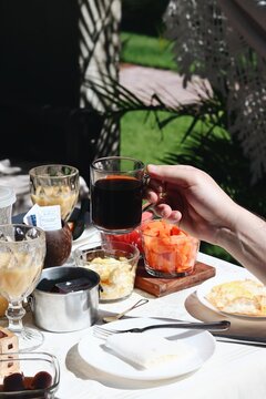 Caf&eacute; da manh&atilde; tropical com caf&eacute;, suco e frutas servido &agrave; beira da piscina