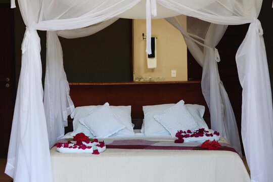 Quarto de hotel com decora&ccedil;&atilde;o rom&acirc;ntica e cama preparada para lua de mel, anivers&aacute;rio de casamento ou surpresa para casal