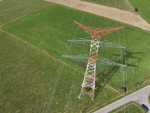 vue a&eacute;rienne panoramique des &eacute;oliennes et des pyl&ocirc;nes &agrave; haute tension &eacute;lectrique qui produisent et  transportent l'&eacute;nergie dans la r&eacute;gion de Bastogne, en Belgique, pr&egrave;s du village de Sibret. 