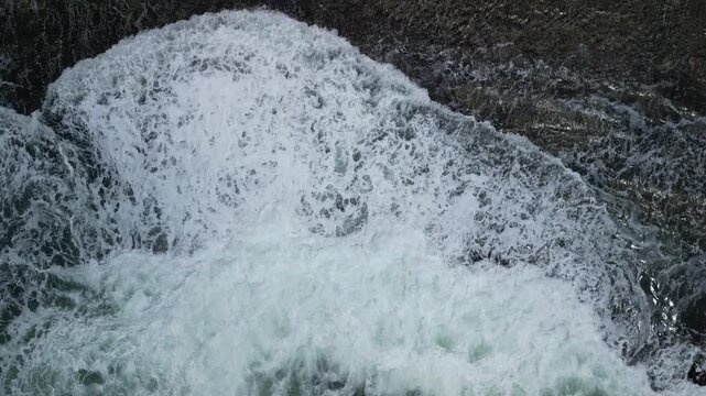 Ondas do oceano quebrando na costa da Praia de Muro Alto, destino tropical de Porto de Galinhas em Pernambuco