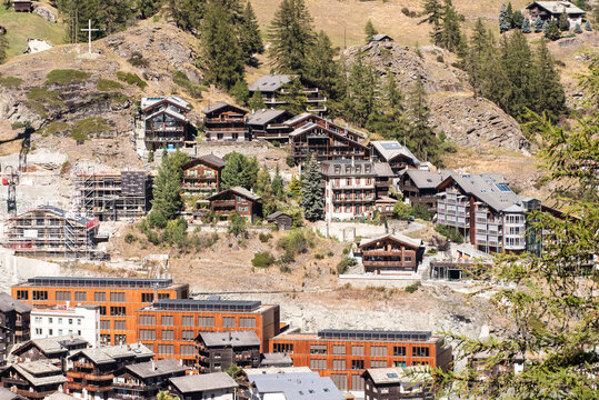 Tourismusort Zermatt und seine klassische alpenl&auml;ndische Architektur  mit b&auml;uerlichen Fassaden aus der Distanz 