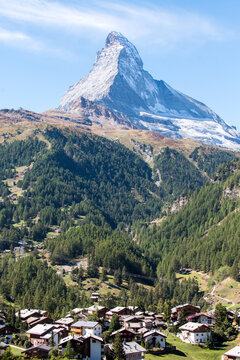 Europ&auml;ische Natur Pyramide Matterhorn Berg mit Gipfel bei strahlendem Sonnenschein im Sp&auml;tsommer