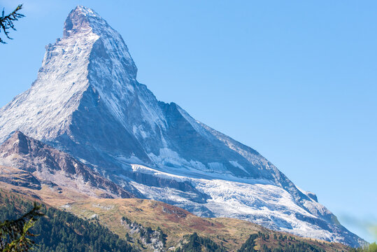 Europ&auml;ische Natur Pyramide Matterhorn Berg mit Gipfel bei strahlendem Sonnenschein im Sp&auml;tsommer